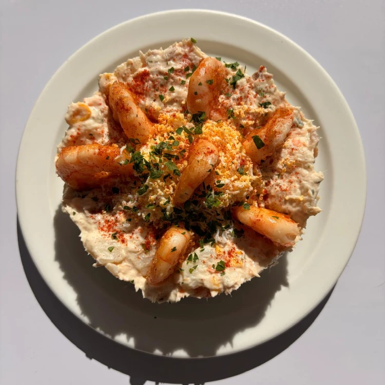 ensaladilla hecha con langostinos